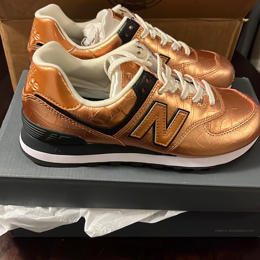 New balance never worn- Bronze color
